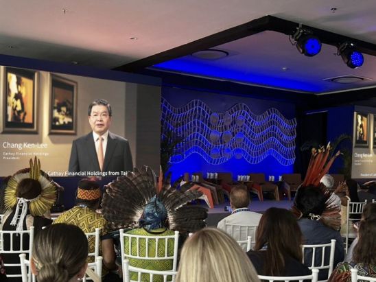 國泰金控總經理李長庚連三年受邀擔任世界氣候高峰會開場講者，從COP28分享綠色轉型的金融成果與洞察、COP29倡議進行一場「氣候工業革命」，驅動結構與系統性變革，到COP30的「氣候與自然的摩爾定律」，呼籲資金快速增長，成為氣候工業革命的推動力，皆引起各界熱烈迴響。圖／國泰金控提供。