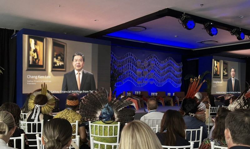 國泰金控總經理李長庚連三年受邀擔任世界氣候高峰會開場講者,從COP28分享綠色轉型的金融成果與洞察、COP29倡議進行一場「氣候工業革命」,驅動結構與系統性變革,到COP30的「氣候與自然的摩爾定律」,呼籲資金快速增長,成為氣候工業革命的推動力,皆引起各界熱烈迴響。圖/國泰金控提供。