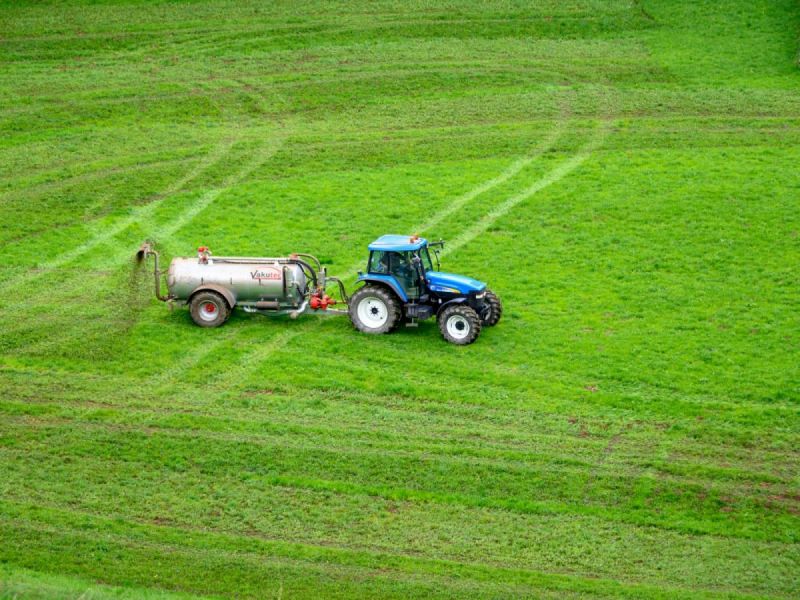 荷姆茲海峽封鎖引發「肥料海嘯」！氮肥飆漲50％、供應斷鏈，美國農民：像被腹部重擊